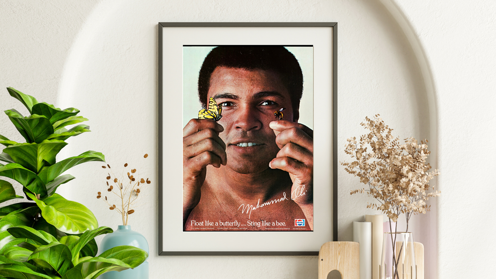 Affiche iconique de Muhammad Ali (1977) avec la célèbre phrase “Float like a butterfly”. Poster boxe vintage reproduction haute qualité.