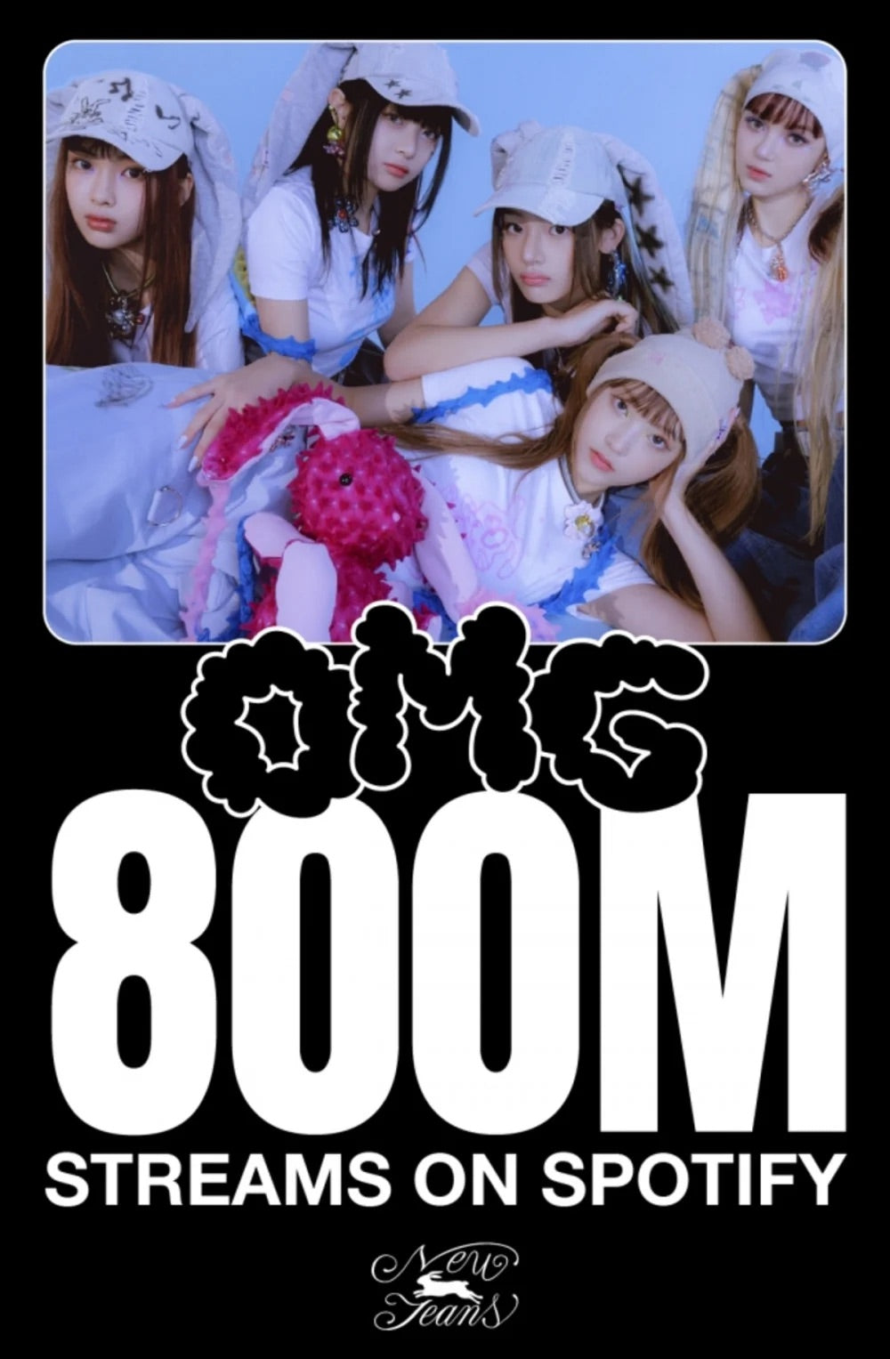 Affiche NewJeans OMG célébrant 800 millions de streams avec les membres posant ensemble dans un style Y2K coloré et esthétique, typographie audacieuse noir et blanc, ambiance pop moderne, Poster Hub Studio.
