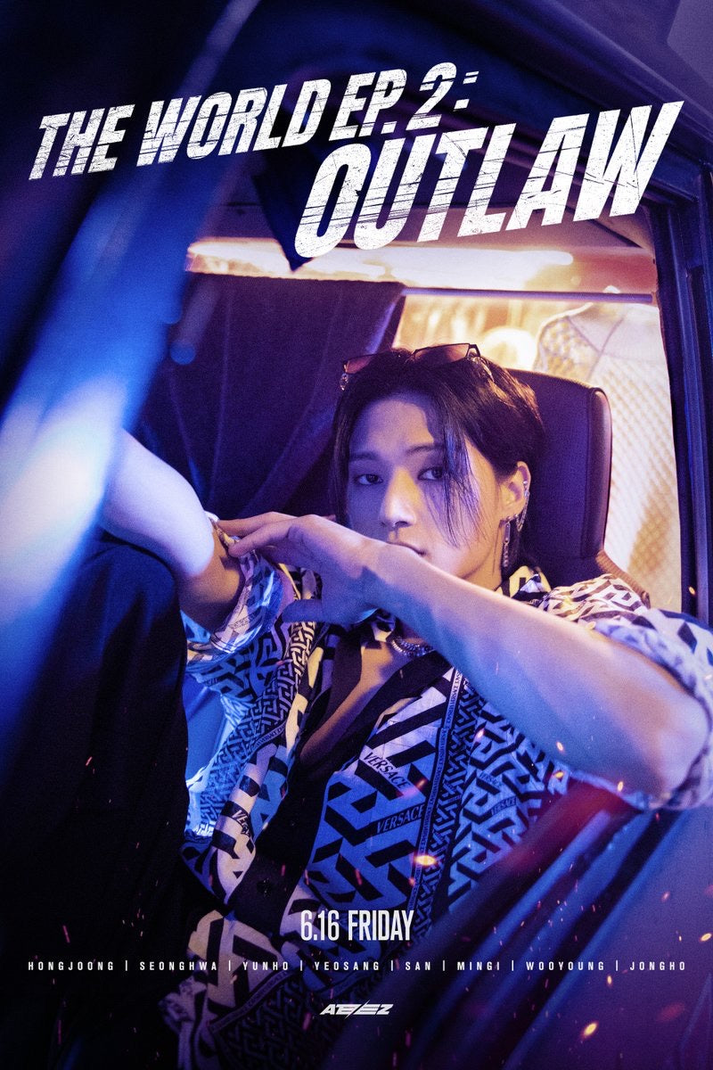 Affiche THE WORLD EP.2 OUTLAW de ATEEZ avec un membre assis dans une voiture sous éclairage néon bleu et violet, ambiance cinématographique urbaine, typographie audacieuse et style moderne K-pop, Poster Hub Studio.
