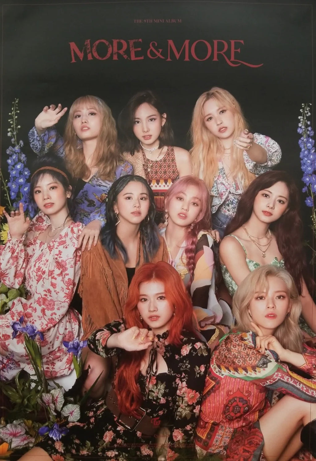 Affiche TWICE – More & More 9ème mini album 2020 – photo officielle 9 membres tenues bohème florales fond sombre fleurs – poster K-Pop collector | Poster Hub Studio

