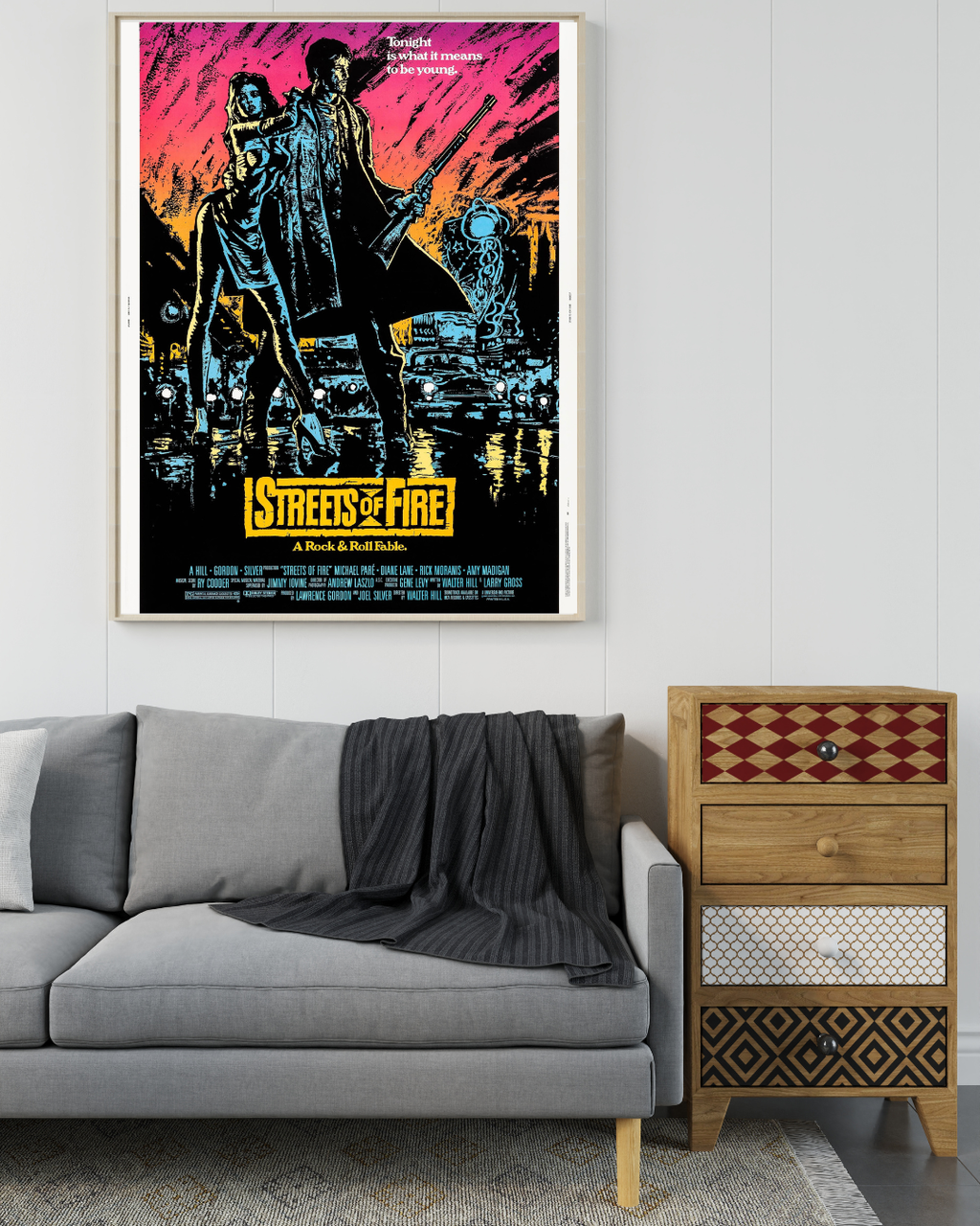 Affiche Streets of Fire (1984) en situation déco. Film culte rock années 80. Poster stylé pour intérieur moderne – reproduction HQ Poster Hub.

