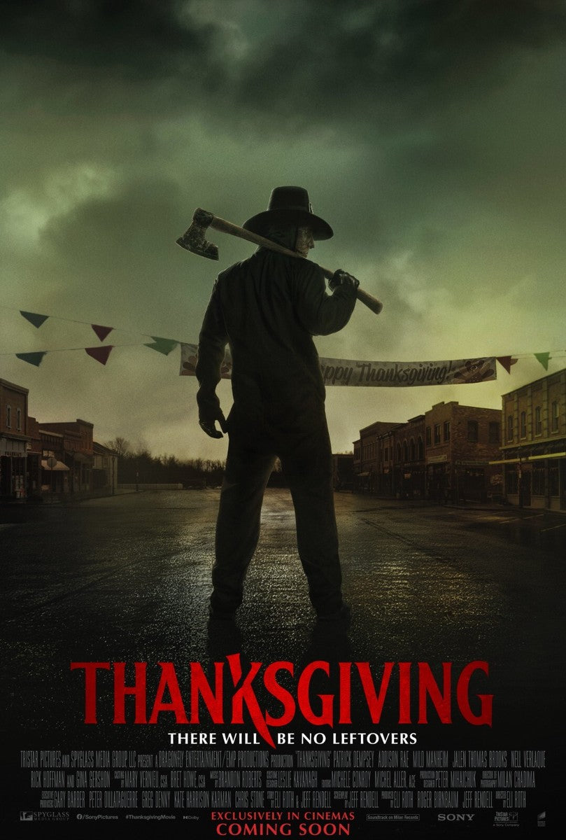 Affiche du film Thanksgiving montrant un homme masqué tenant une hache dans une rue sombre, ambiance inquiétante et violente, style slasher.
