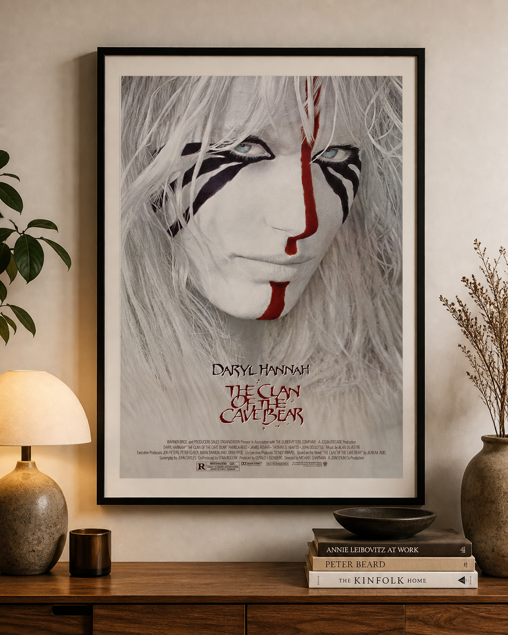 Affiche du film The Clan of the Cave Bear (1986) avec Daryl Hannah. Film d’aventure préhistorique culte. Reproduction HQ – Poster Hub Studio.