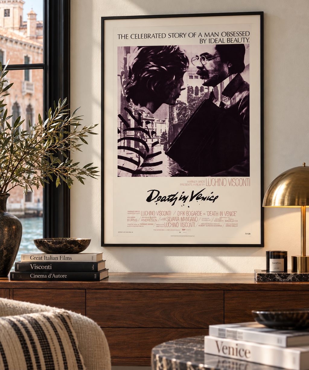 Affiche du film DEATH IN VENICE de Luchino Visconti (1971). Drame avec Dirk Bogarde, d'après Thomas Mann. Reproduction HQ – Poster Hub Studio.