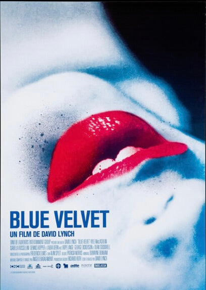 Gros plan stylisé d’un visage féminin teinté de bleu avec des lèvres rouges brillantes légèrement entrouvertes. Le contraste entre les couleurs froides et le rouge intense crée une ambiance mystérieuse et hypnotique.