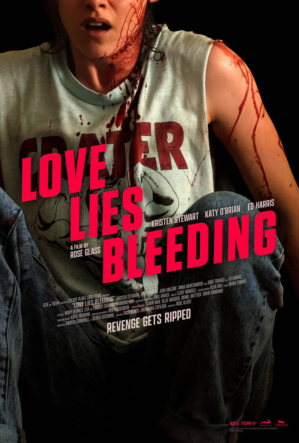Affiche du film Love Lies Bleeding montrant une femme ensanglantée en gros plan avec une ambiance sombre et intense, avec Kristen Stewart, style thriller dramatique.