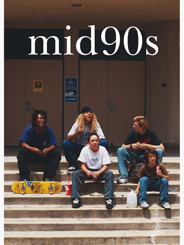 Affiche du film Mid90s montrant un groupe d’adolescents assis sur des marches avec des skateboards, ambiance urbaine et années 90, style cinéma indépendant A24.