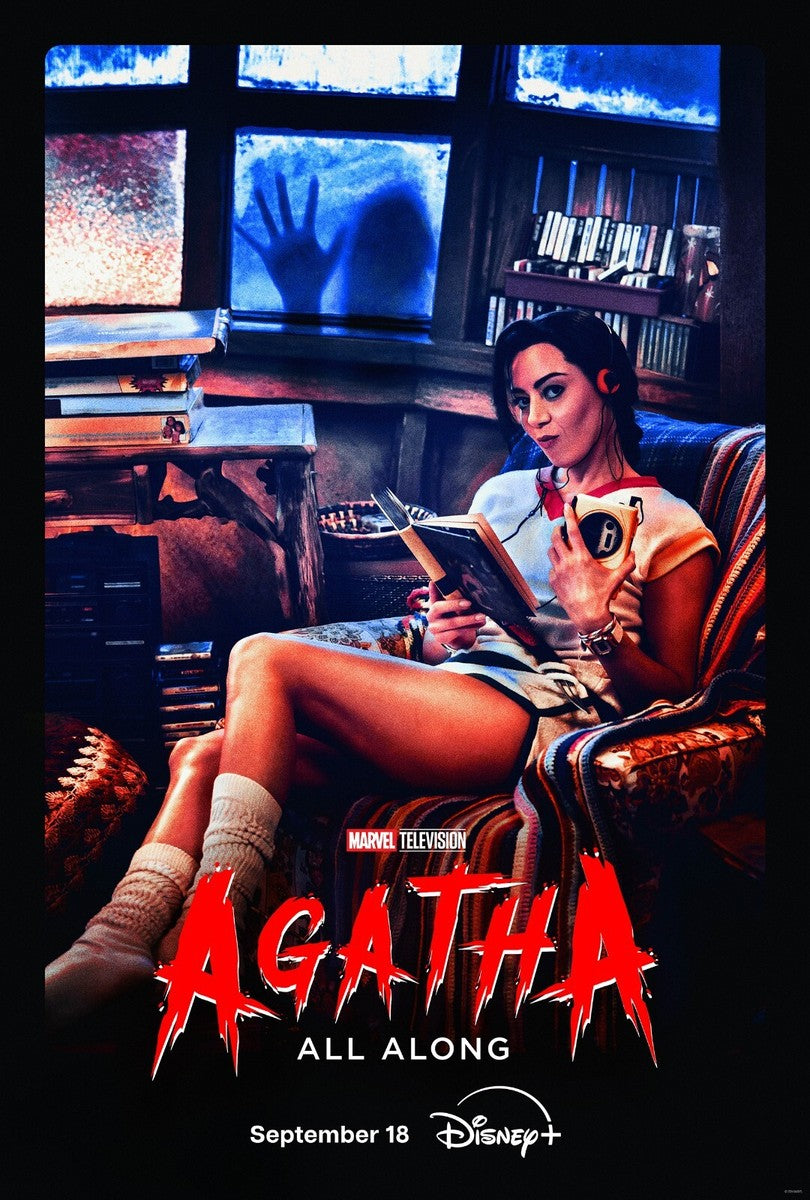 Affiche de la série Agatha All Along montrant une femme lisant dans un fauteuil avec une silhouette menaçante derrière une fenêtre, ambiance sombre et mystérieuse Marvel.