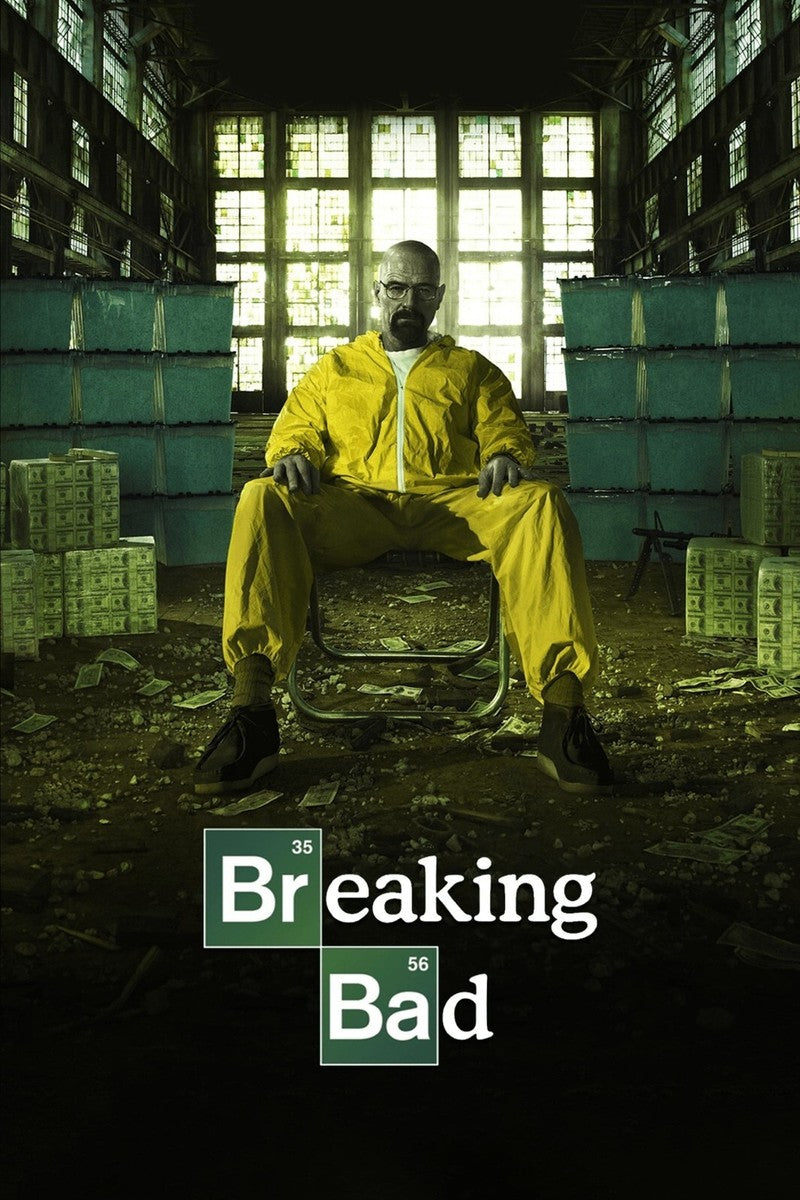 Affiche de la série Breaking Bad montrant Walter White assis en combinaison jaune dans un entrepôt, entouré d’argent et de matériel, avec Bryan Cranston, ambiance sombre et dramatique.