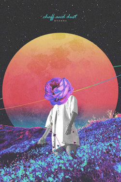Affiche artistique Chaff and Dust Hyonna montrant une silhouette en robe blanche avec une tête en forme de fleur violette, paysage coloré violet et bleu, grand soleil rose-orangé et ciel étoilé en arrière-plan.